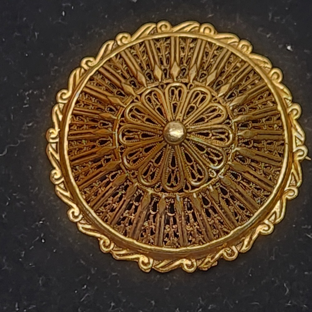 Vintage Gold Tone Filigree Circular Sunburst Brooch Pin Scalloped Edge
